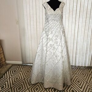The Stephen Yearick White Silk Wedding Dress in size 10